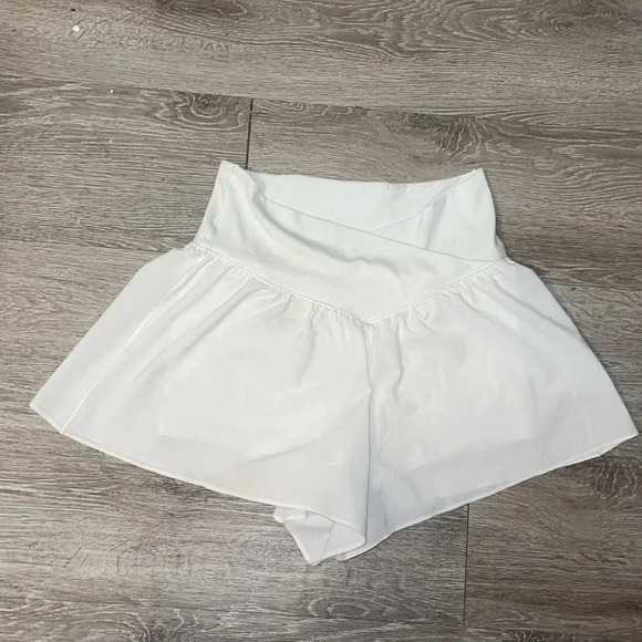 OFFLINE By Aerie Real Me Crossover Flowy Short white medium - Picture 2 of 9